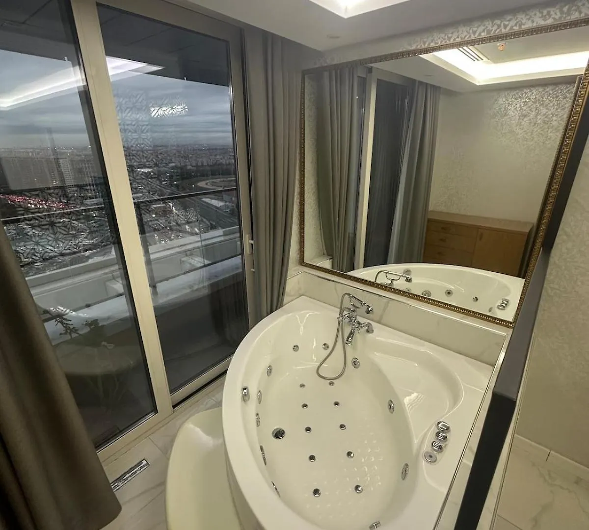 Magnificent High Floor Suite With Private Jacuzzi Istanbul Apartment